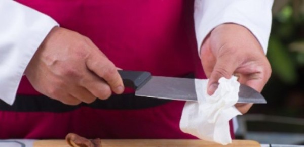 Протирать нож после использования
