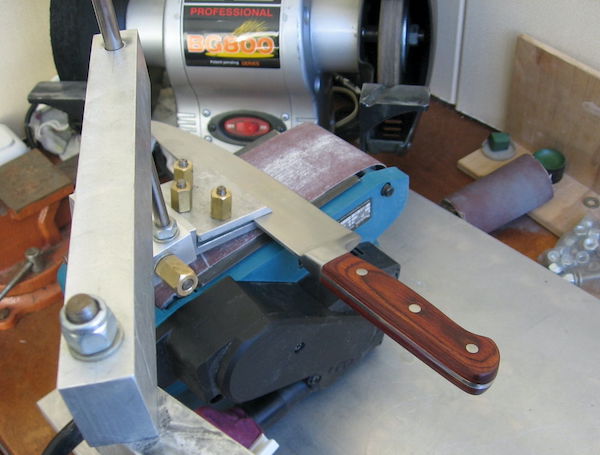 Изготовление спусков ножа на ленточно-шлифовальной машине