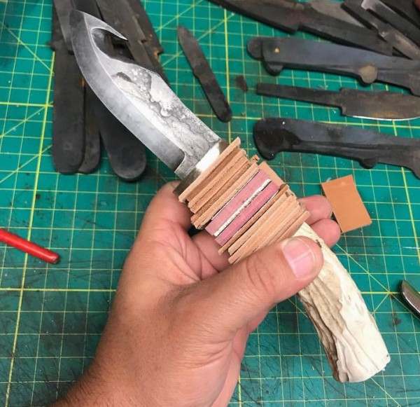 Кожаные вставки на рукояти ножа
