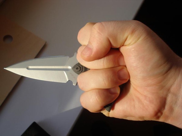 Рукоять тычкового ножа зажата в кулаке