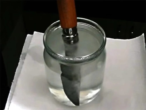 Чернение ножа в стеклянной емкости