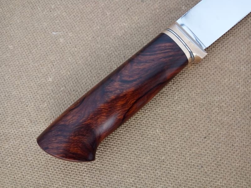 Нож с рукояткой из железного дерева